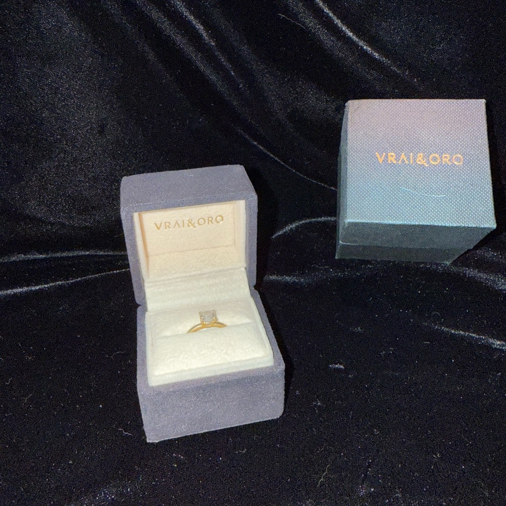 Vrai & Oro Gold Ring Timeless Elegance